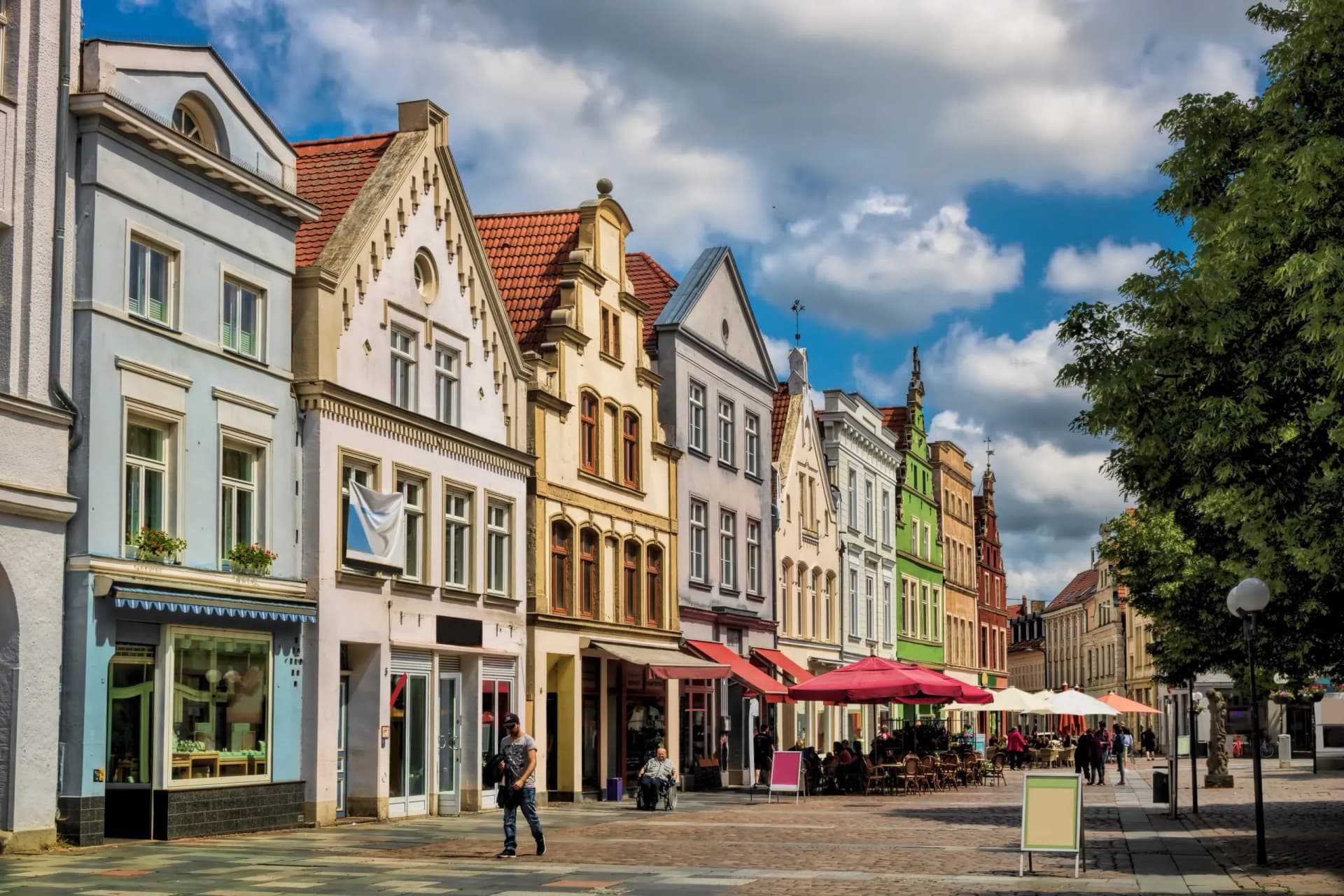 güstrow, deutschland - sanierte häuserzeile in der altstadt